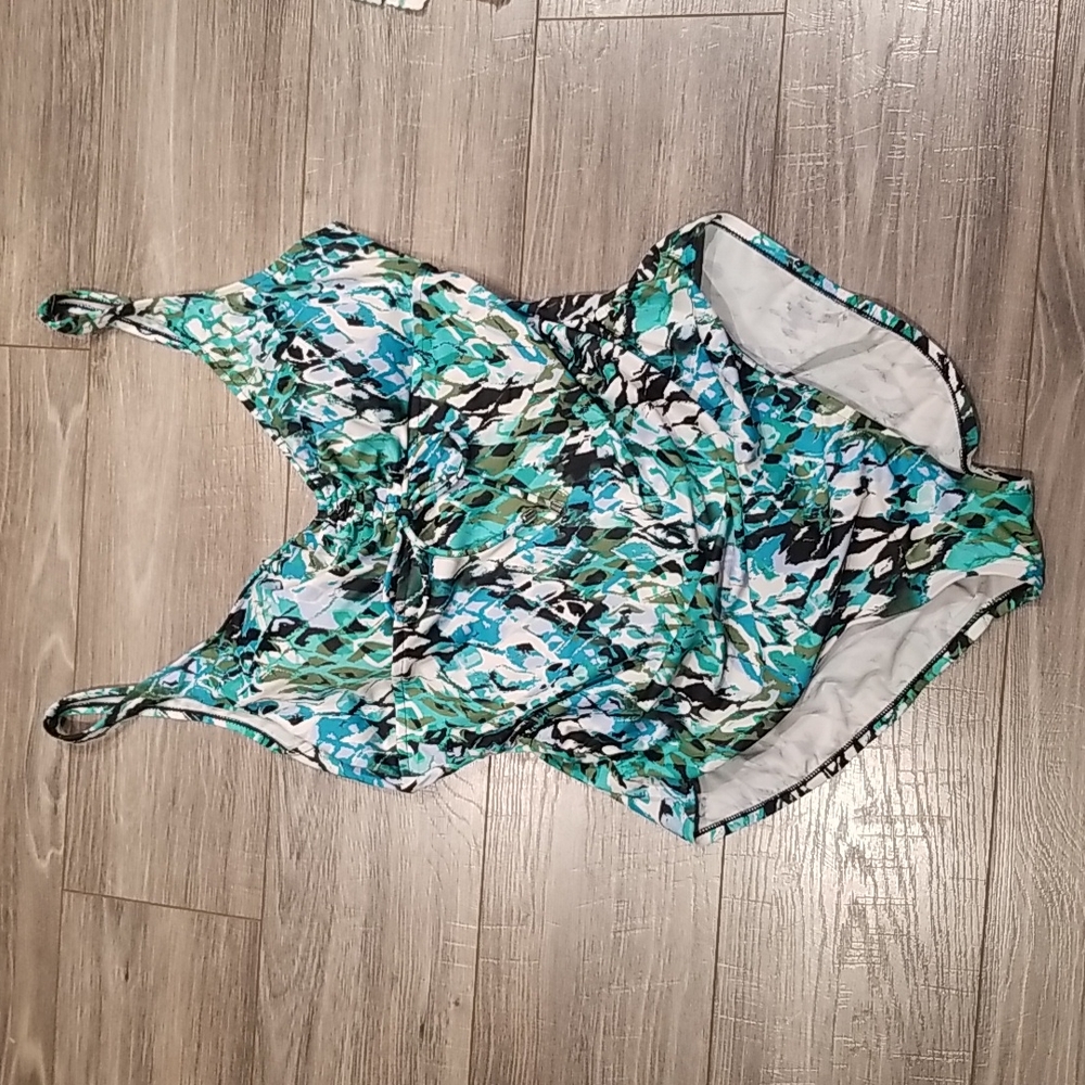 Aqua Green Women's sz XL one piece swimsuit w/built in bra good condition